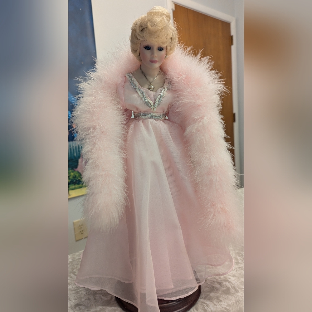 Mary Kay Ash Silver Anniversary Ceramic Doll In Original Box